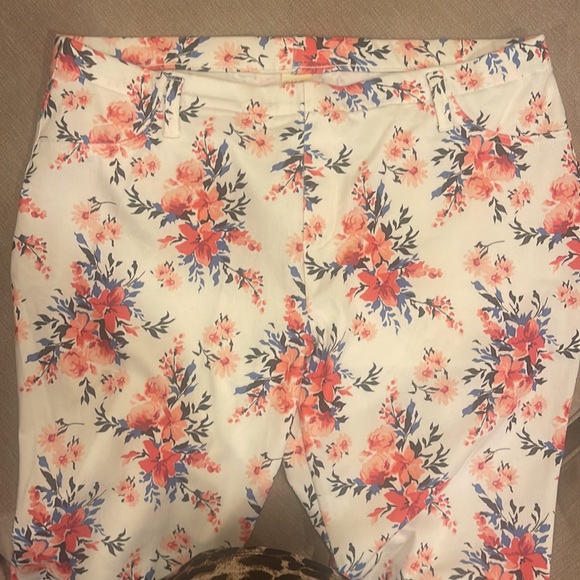 Floral Ankle Pants - Picture 5 of 7